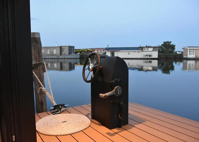 Moderne Houseboat Op Het Water!