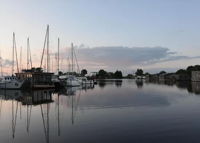 Moderne Houseboat Op Het Water!