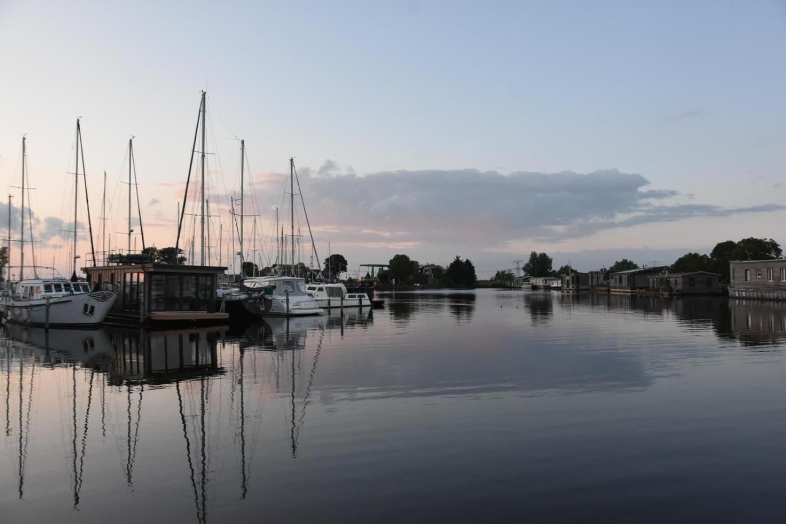 Moderne Houseboat Op Het Water! Botel